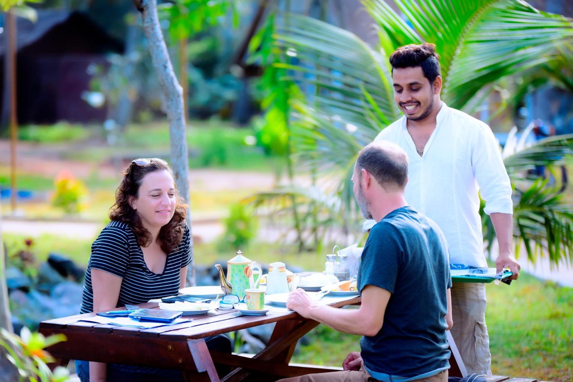 Coco Village Hotel Chilaw Esterno foto