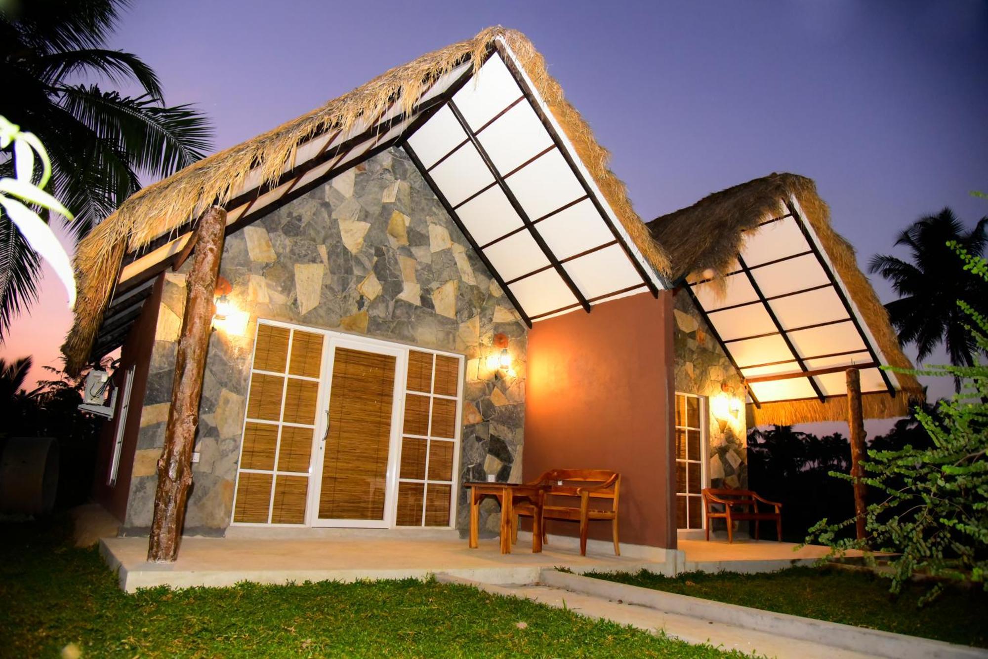 Coco Village Hotel Chilaw Esterno foto