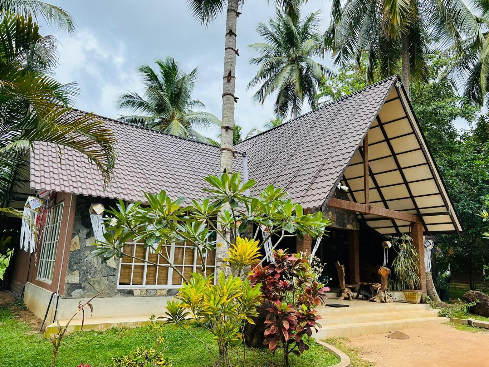 Coco Village Hotel Chilaw Esterno foto