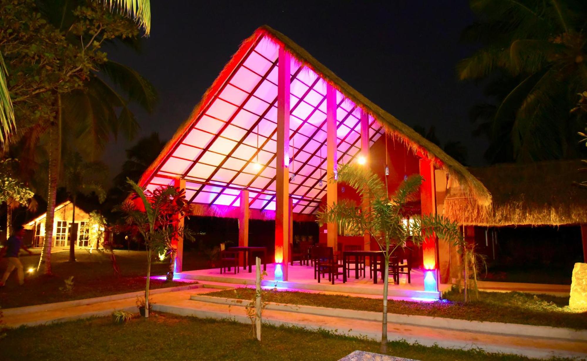 Coco Village Hotel Chilaw Esterno foto