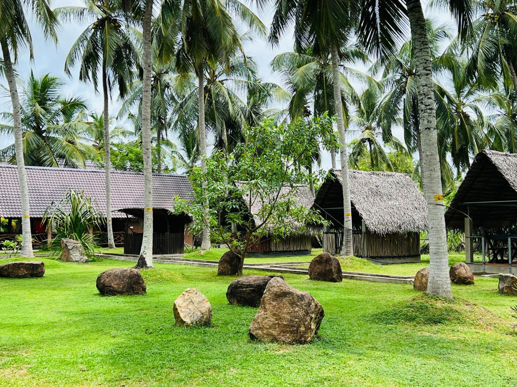 Coco Village Hotel Chilaw Esterno foto