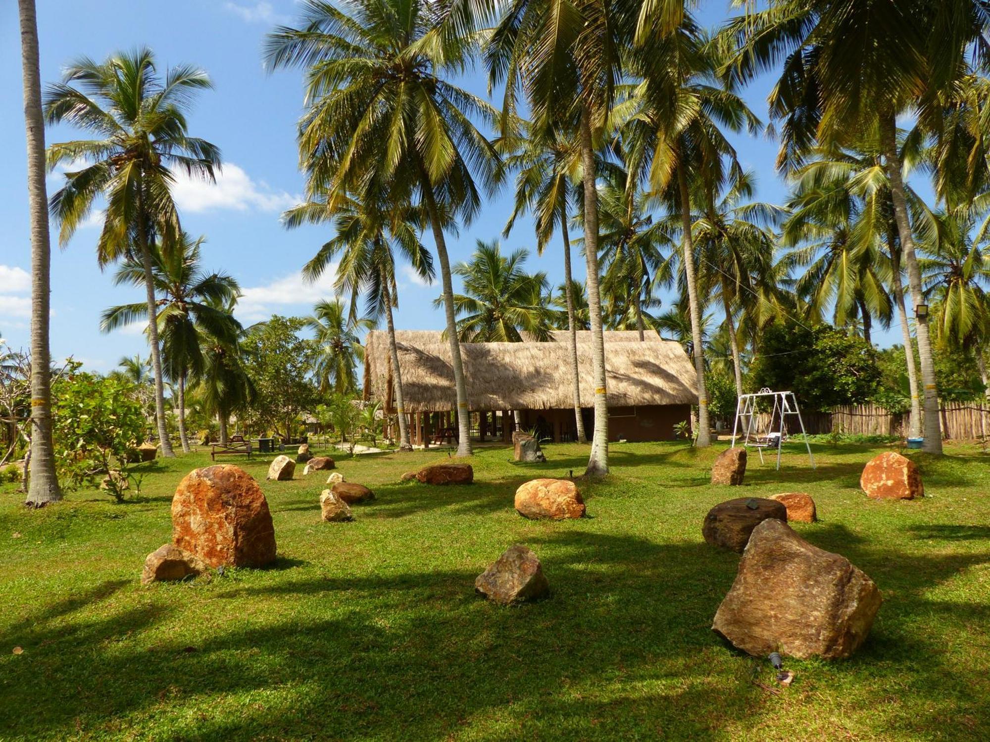Coco Village Hotel Chilaw Esterno foto